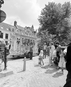 83610 Afbeelding van een draaiorgel op de Brigittenbrug over de Nieuwegracht te Utrecht. Het draaiorgel speelt ter ...